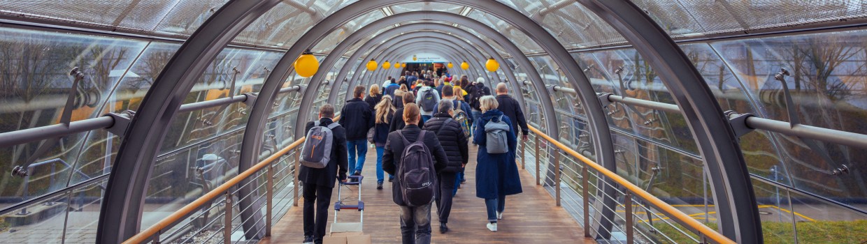 Ein Weg zu einer Halle der Leipziger Messe. Der Weg führt zur Handwerk live und Haus-Garten-Freizeit.