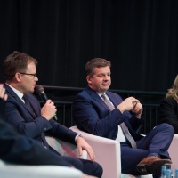 Eine Gruppe von Politikern hält eine Diskussion zum Handwerksforum.