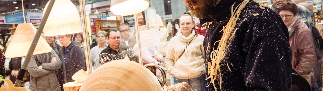 Ein Mann arbeitet an einer Maschine mit Holz.